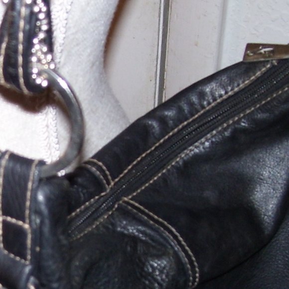 Fortuna Valentina Black Leather Shoulder Bag - Picture 3 of 15